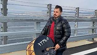 1915 Çanakkale Köprüsü'nden davul çalarak geçti