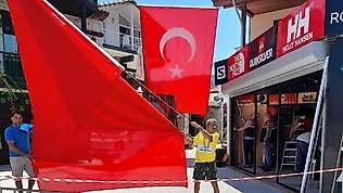 23 Nisan'da mahalleyi bayraklarla donatmıştı, 19 Mayıs için de hazırlık yaptı