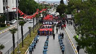 Balıkesir'de gençler 19 Mayıs'ı yürüyüşle kutladı