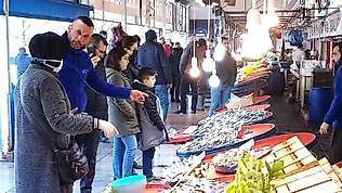 Bandırma balık halinde hamsi bolluğu yaşanıyor