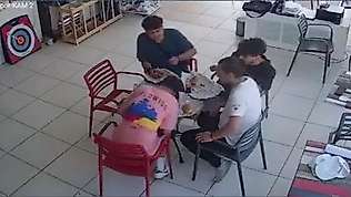 Boğazına biber kaçan genci arkadaşının heimlich manevrası hayata döndürdü