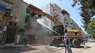 Buca'da riskli yapıların yıkımı sürüyor
