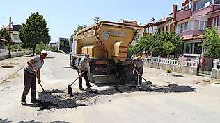 Burhaniye'de bozulan yollar asfaltlanıyor