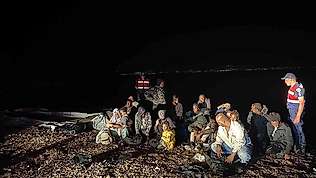Çeşme'de kıyıya bırakılmış 20 düzensiz göçmen tespit edildi