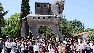 ÇOMÜ öğrencileri, ilkokul öğrencilerini Troya müzesine götürdü
