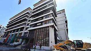 Depremde hasar gören Büyükşehir binası yıkılıyor