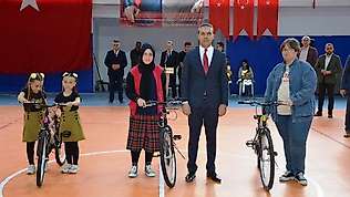 Emet'te 5 milyon sayfa kitap okuyan öğrencilere ödülü