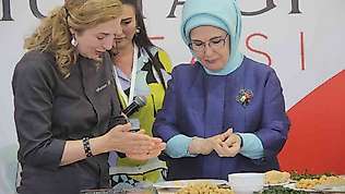 Emine Erdoğan mutfağa girdi yemek yaptı