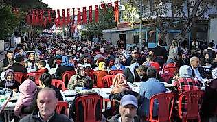 Ezine'de 1 kilometreyi bulan iftar sofrası