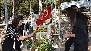 Gediz Sağlık Hizmetleri MYO'da, 'Mezarlıklarımızı çiçeklendiriyoruz' isimli proje