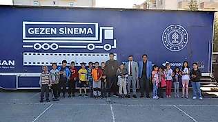 Gezen sinema tırı Emet'te çocuklarla buluştu