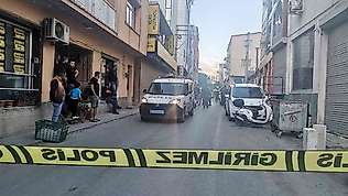 İzmir'de ihbara giden polis aracına 'mermi' isabet etti