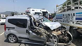 Kamyona arkadan çarpan ticari araç hurdaya döndü, kazada bir kişi yaralandı