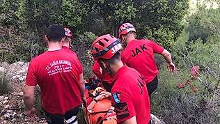 Kayalık alana düşen Rus turisti JAK timi kurtardı