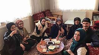 Kepsut'ta öğrenciler yaşlı bireyleri ziyaret etti