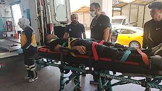 Liseli gençler otomobilin altında kalıp yaralandı
