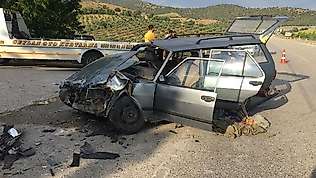 Manisa'da tır ile otomobil çarpıştı: 2 yaralı