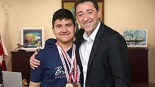 Otizmli öğrenci okulunun ve Bandırma'nın gururu oldu