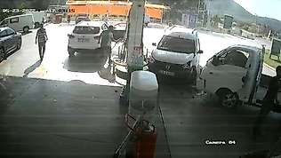 Otomobile çarpmamak için direksiyon kırdı, benzinliğe daldı