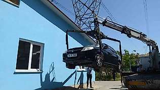 Otomobilini evin önüne park ederek yıkımı engellemek istedi