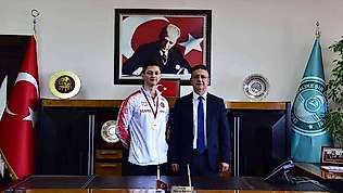 Şampiyon sporcudan, Rektör Prof. Dr. İlter Kuş'a ziyaret