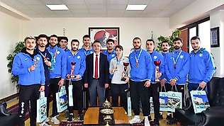 Şampiyon sporculardan, Rektör Prof. Dr. İlter Kuş'a ziyaret