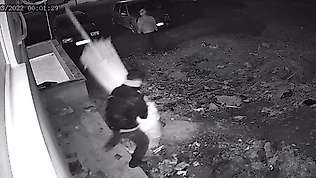 Şemsiye hırsızları önce kameraya sonra polise yakalandı