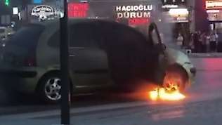 Seyir halindeki otomobil alev alev yandı