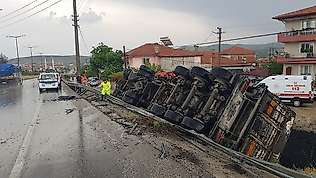 Yağışlı havada kontrolden çıkan tır yan yattı