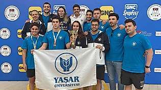 Yaşar Üniversitesi öğrencileri yüzmede dereceleri topladı