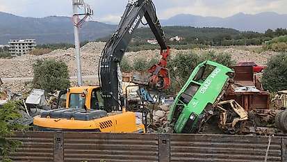 Edremit Belediyesi'nde 25 taşıt ve iş makinesi hurdaya ayrıldı