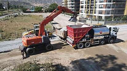 Efeler'in yeni asfalt makinesi ilk görevine çıktı