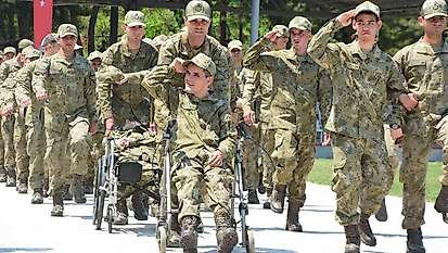 Engelli gençler çakı gibi asker oldu