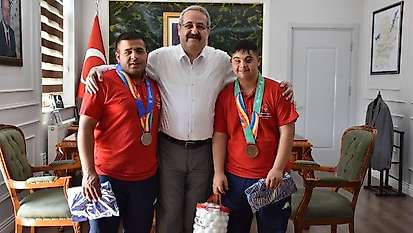 Olimpiyat madalyalarını Kaymakam Sağlam'a götürdüler