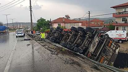 Yağışlı havada kontrolden çıkan tır yan yattı