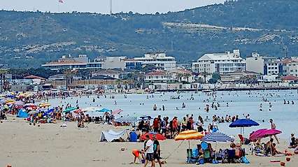 Sıcaklık arttı, tatilciler Çeşme'ye akın etti