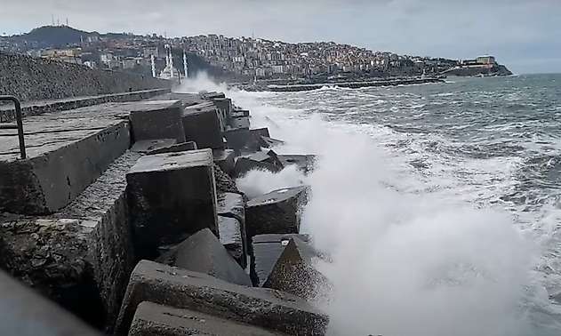 Zonguldak’ta dev dalgalar liman duvarına ulaştı