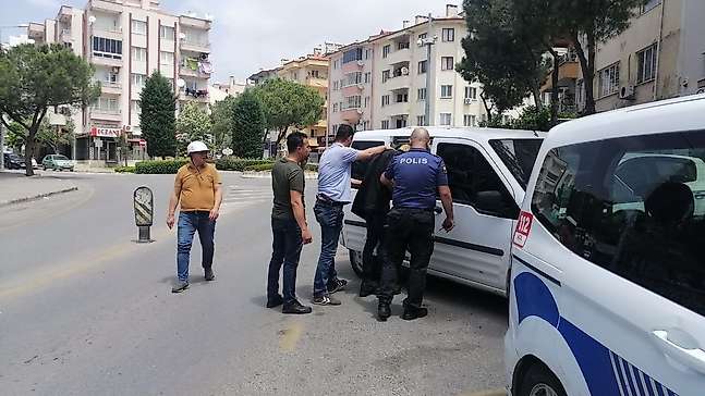 Ayakkabı hırsızları apartman sakinlerine yakalandı