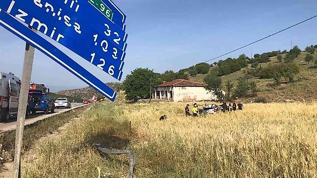Kontrolden çıkan otomobil mesafe levhasına çarpıp tarlaya uçtu: 2 yaralı