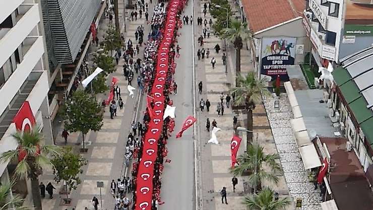 19 Mayıs'ın 103. yılında 103 metrelik dev bayrak açıldı