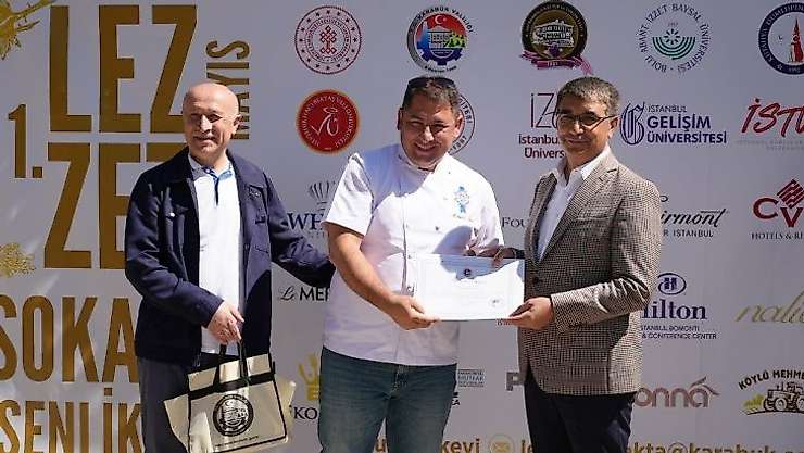 ADÜ Öğretim Görevlisi Taş, sokak şenliklerinde söyleşi gerçekleştirdi