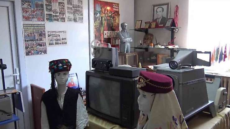 Asırlık okulda kurulan müzede tarihin izleri sergilendi