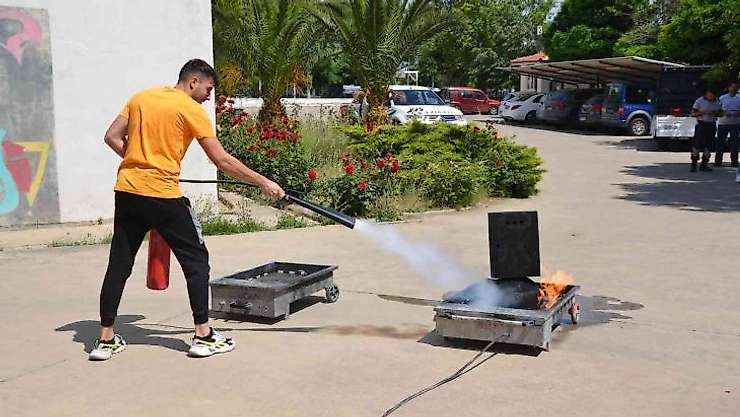 Atça'da üniversite öğrencilerine yangına müdahale eğitimi verildi