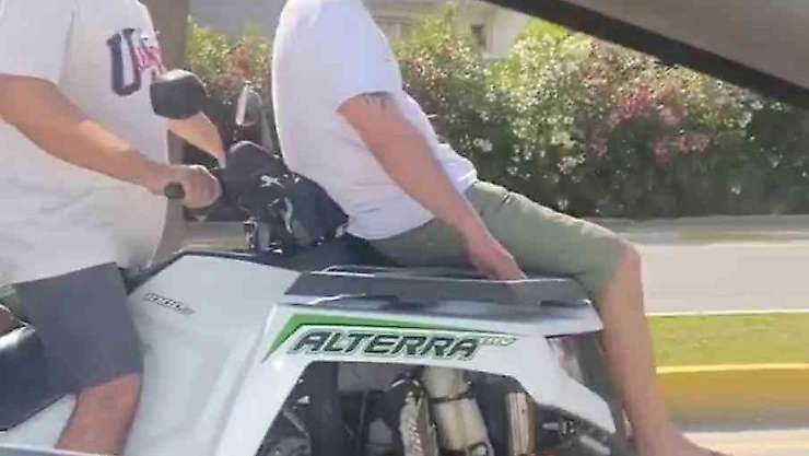 ATV motosiklet ile yolda giden 4 kişi yürekleri ağza getirdi