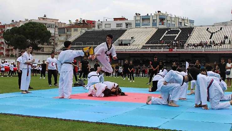 Aydın'da gençlerin gösterileri ayakta alkışlandı