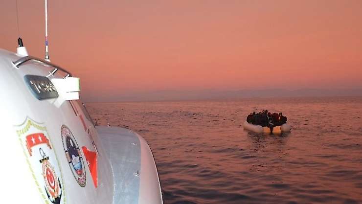Ayvalık'ta 26 düzensiz göçmen kurtarıldı