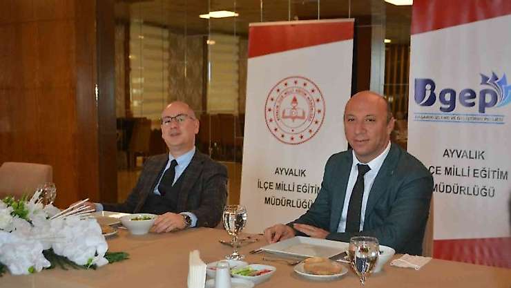 Ayvalık'ta başarılı öğrencilerine öğle yemeği ikramı