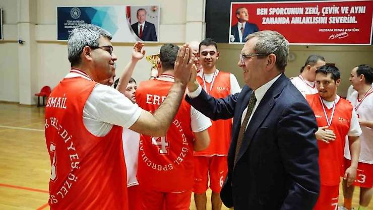 Ayvalık'ta Başkan Ergin'den down sendromlu çocuklara sürpriz