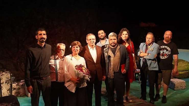 Ayvalık'ta Belediye Tiyatrosu ilk oyunuyla büyük ilgi gördü