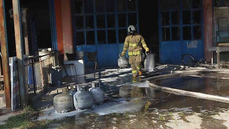 Ayvalık'ta hurda tüpler patladı, ortalık savaşa alanına döndü